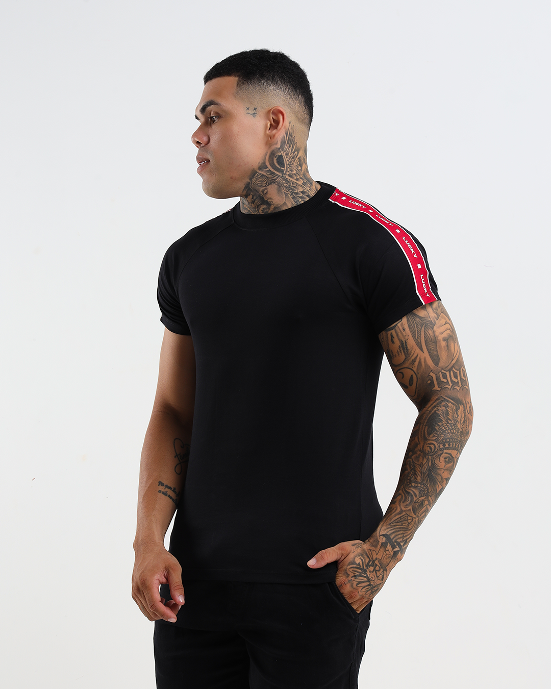 T-SHIRT REGULAR FITA OMBRO - 1100031