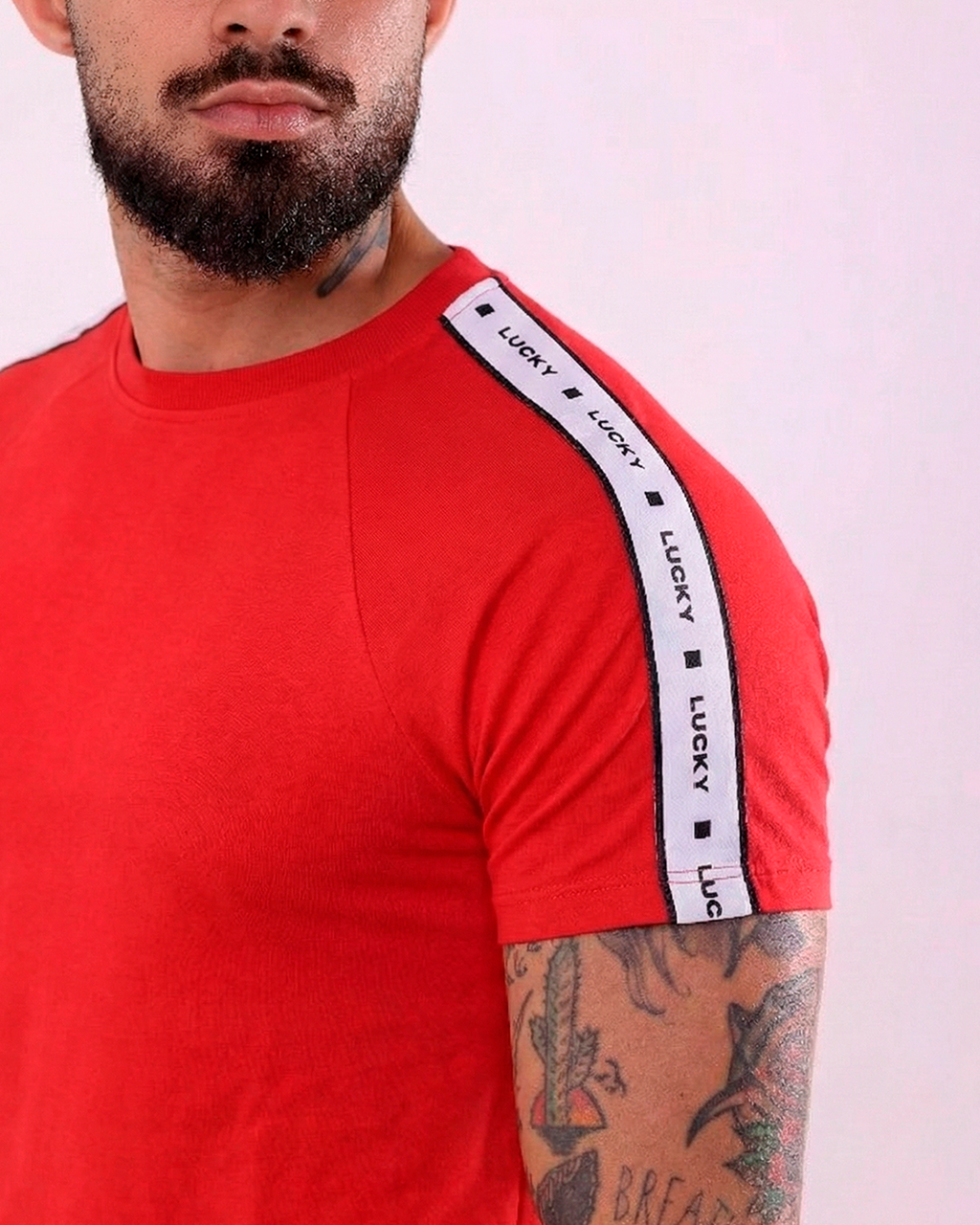 T-SHIRT REGULAR FITA OMBRO - 1100031 - VERMELHO